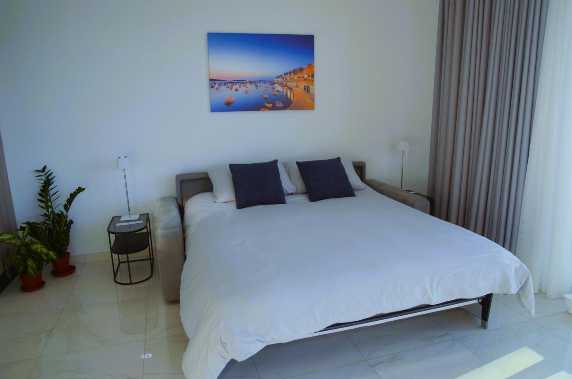 New Seafront Apartment - Spectacular Views Сейнт Полс Бей Екстериор снимка