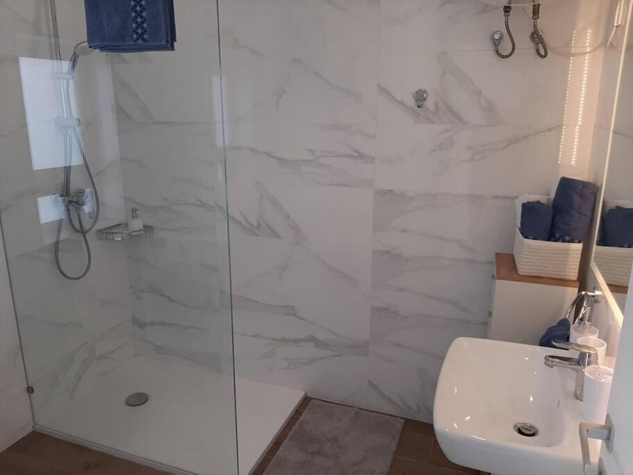 New Seafront Apartment - Spectacular Views Сейнт Полс Бей Екстериор снимка