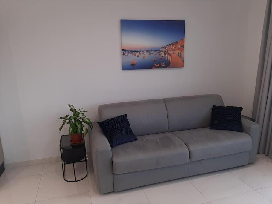 New Seafront Apartment - Spectacular Views Сейнт Полс Бей Екстериор снимка