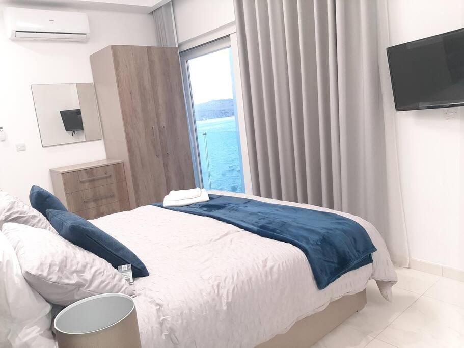 New Seafront Apartment - Spectacular Views Сейнт Полс Бей Екстериор снимка