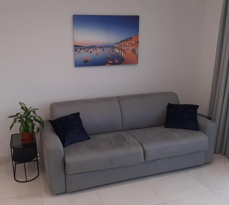 New Seafront Apartment - Spectacular Views Сейнт Полс Бей Екстериор снимка
