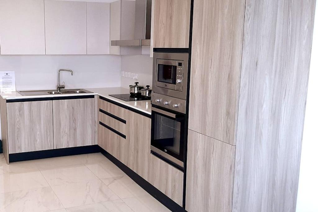 New Seafront Apartment - Spectacular Views Сейнт Полс Бей Екстериор снимка
