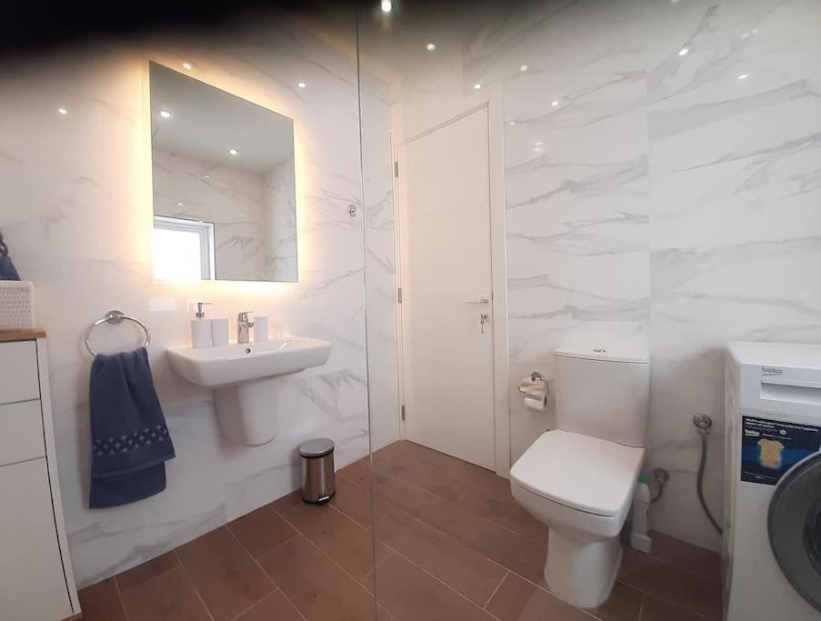 New Seafront Apartment - Spectacular Views Сейнт Полс Бей Екстериор снимка