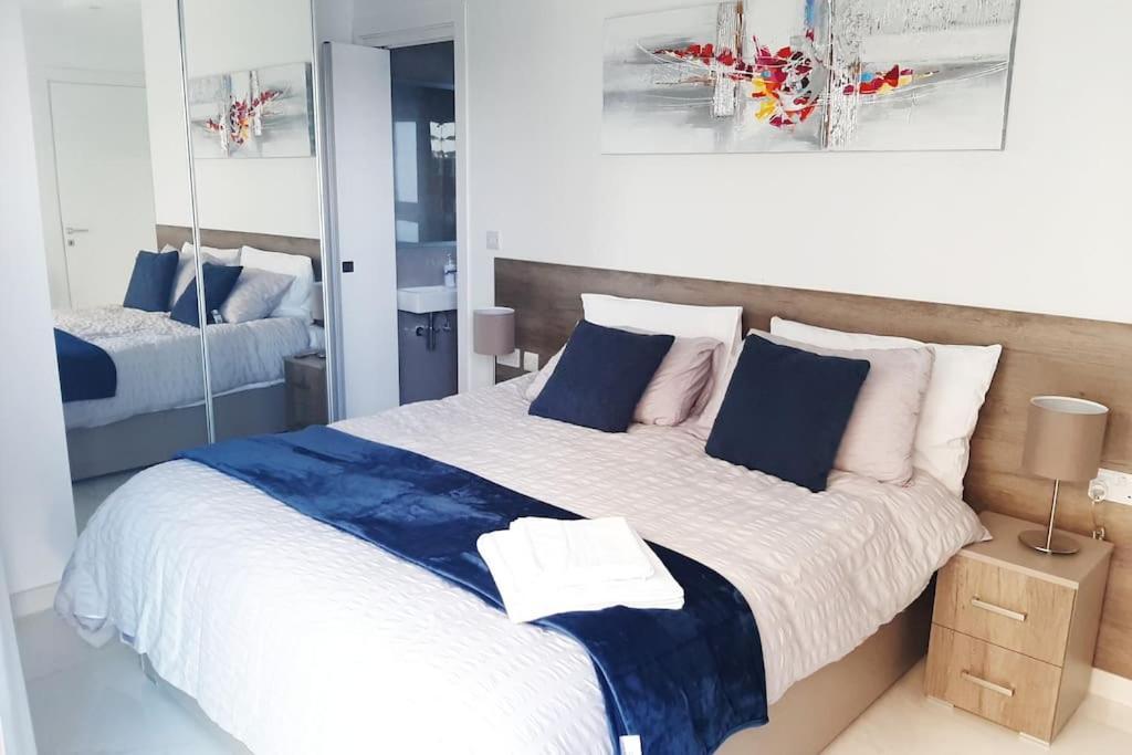 New Seafront Apartment - Spectacular Views Сейнт Полс Бей Екстериор снимка
