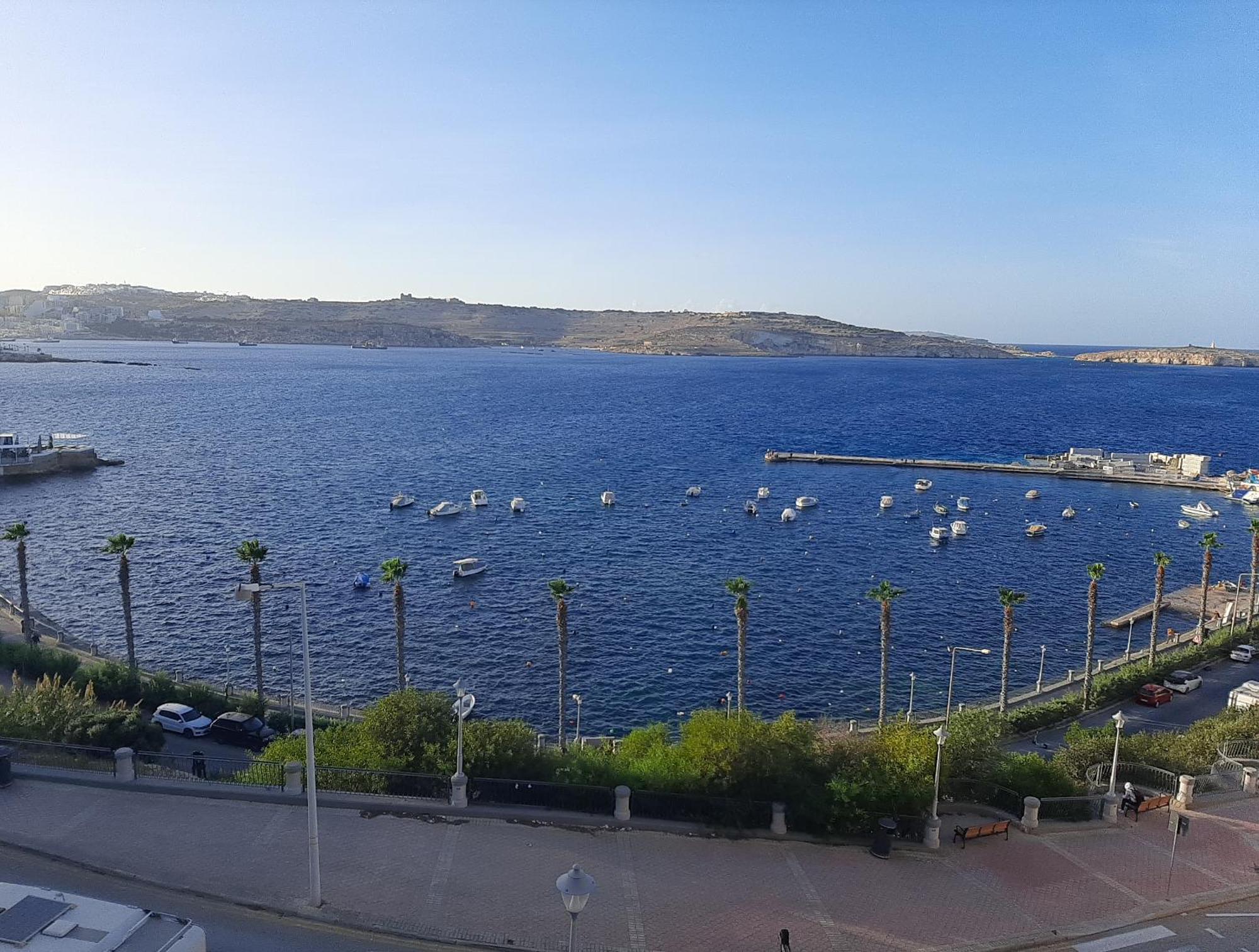 New Seafront Apartment - Spectacular Views Сейнт Полс Бей Екстериор снимка